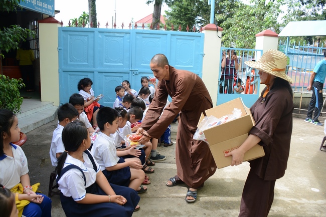 Giving gift portions to pupils on the occasion of Mid-Autumn Festival